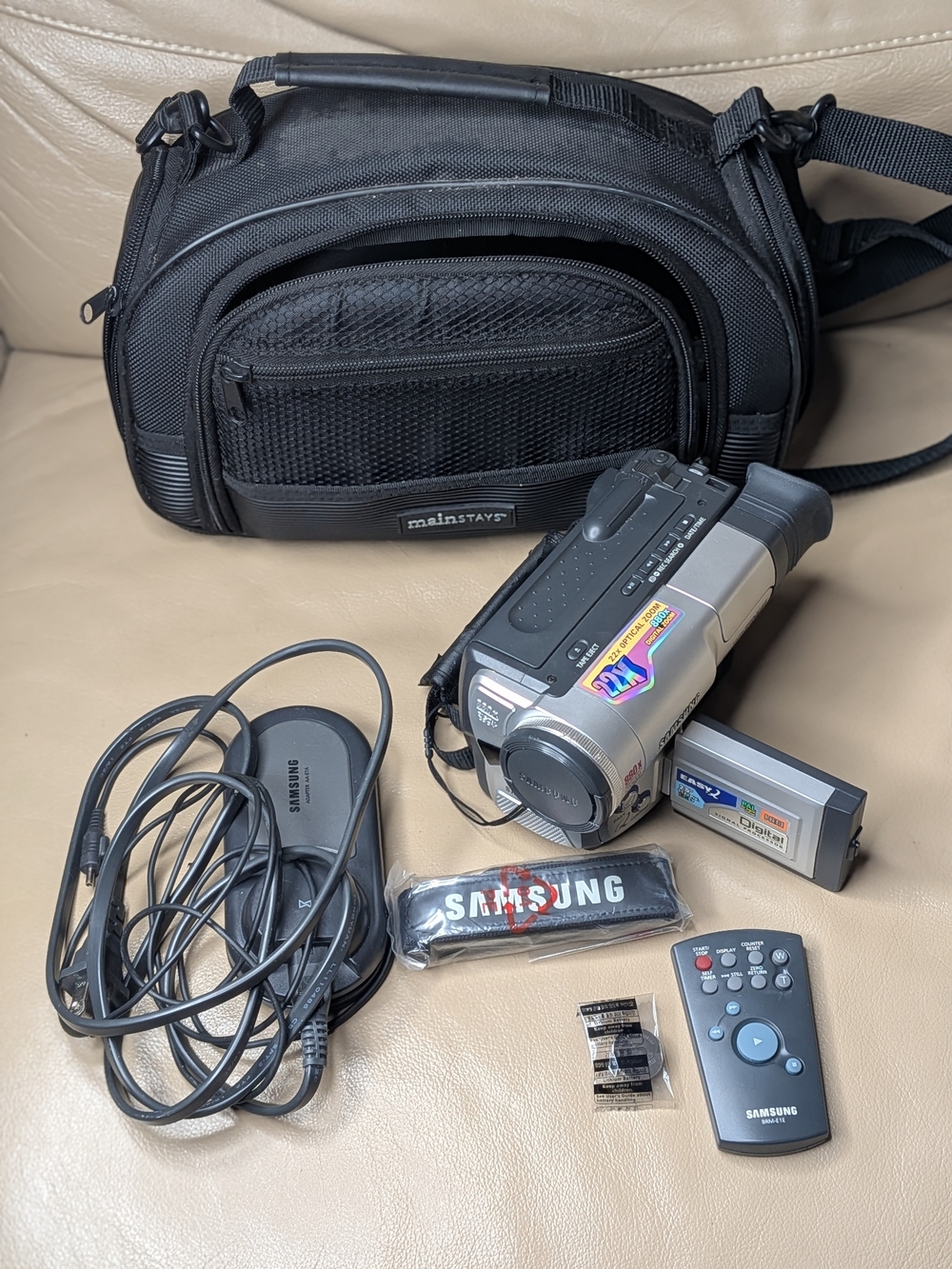 Samsung Hi8 Camcorder SCL805 with Case and Accessories Excellent Condition